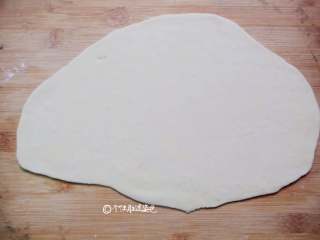 3、炸猫耳朵,把面团分别杆成面皮,面皮的厚度尽量别走极端,杆到一般薄度就可以。