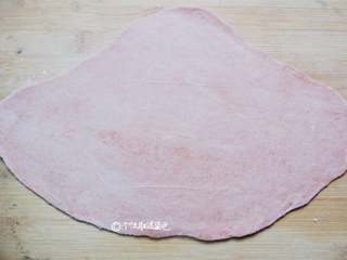 4、炸猫耳朵,擀成1mm薄片就行