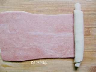 6、炸猫耳朵,然后卷起,一定要卷实,卷好后感觉太壮,可以用手捏细点