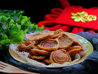 11、炸猫耳朵,它的味道真的是非常可口酥脆哦。每年过年的时候,我都会做给家人吃