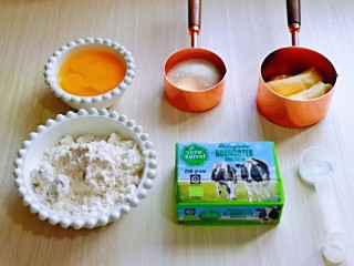 1、香蕉磅蛋糕,准备食材并称重,鸡蛋2个,去皮后的蛋液是100g。