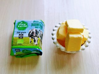 2、香蕉磅蛋糕,将黄油室温自然软化,我用的这款黄油质地细腻,奶香浓郁,满满的大自然味道。