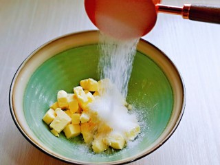 3、香蕉磅蛋糕,软化的黄油切丁放入大口较深的器具中,加入细砂糖。