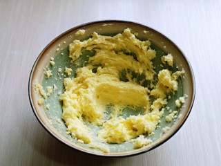 4、香蕉磅蛋糕,启动电动打蛋器,将黄油打至蓬松,颜色变浅状态。