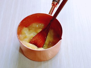 8、香蕉磅蛋糕,香蕉借助小勺压碎,成香蕉泥状。(熟透的香蕉)