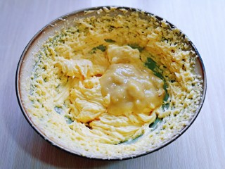 9、香蕉磅蛋糕,加入香蕉泥,启动电动打蛋器,低速打至均匀即可。