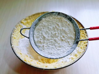 10、香蕉磅蛋糕,筛入泡打粉,低筋面粉。