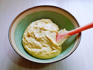 11、香蕉磅蛋糕,用刮刀翻拌均匀,无干粉。(顺时针翻拌)