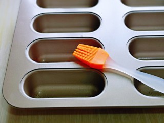 12、香蕉磅蛋糕,将模具刷上薄薄一层橄榄油。