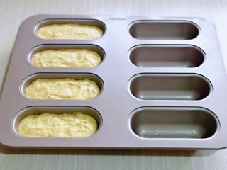 13、香蕉磅蛋糕,将做好的面糊倒入模具中,八分满,抹平,再轻轻震几下,将气泡震出。