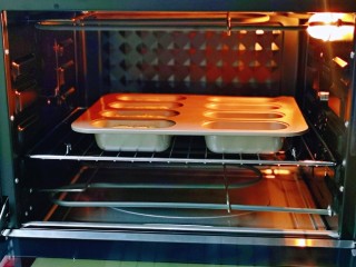 14、香蕉磅蛋糕,烤箱上下管165度提前预热,再把模具放入预热好的烤箱中层。