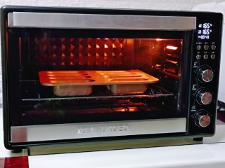 15、香蕉磅蛋糕,上下管165度烤45分钟。(烤箱具体温度及时间仅供参考,具体请根据自家烤箱性能另定)