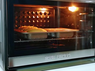 16、香蕉磅蛋糕,烤了21分钟的状态,我用的这台烤箱几乎没有温差,成品上色特别好看。