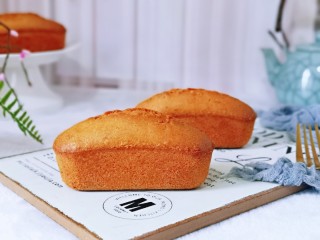 17、香蕉磅蛋糕,待烤箱工作结束后,戴上隔热手套,取出模具,趁热脱模。