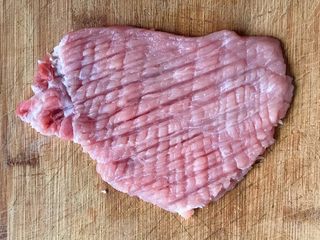 4、猪扒米汉堡,两面都敲好，猪排明显薄了大了