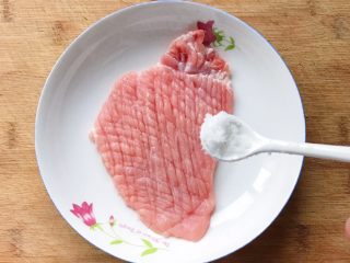 5、猪扒米汉堡,猪排放盘子里撒一点盐