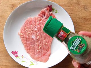 7、猪扒米汉堡,撒一点点黑胡椒粉