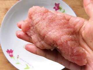 9、猪扒米汉堡,用手揉匀