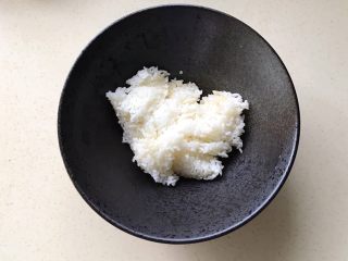 11、猪扒米汉堡,这时候准备米汉堡胚，首先将剩饭放进碗里，大约两个底胚的量