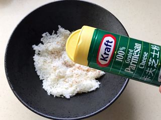 13、猪扒米汉堡,撒一些芝士粉