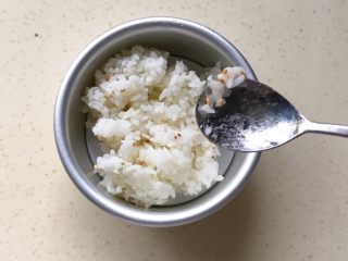 16、猪扒米汉堡,把拌好的剩饭装进模具里