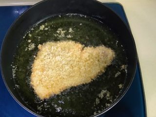 26、猪扒米汉堡,油温80度开始煎炸