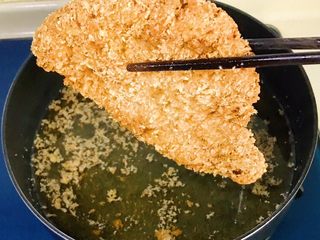 28、猪扒米汉堡,捞出沥油备用