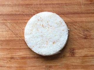 29、猪扒米汉堡,把烤好的米胚放一个在干净的切菜板上