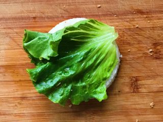 30、猪扒米汉堡,盖上一张生菜叶，大小自己决定