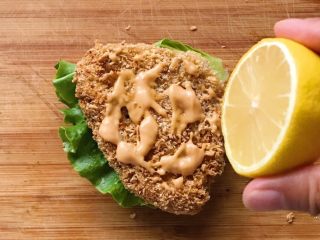 33、猪扒米汉堡,挤几滴柠檬汁在上面