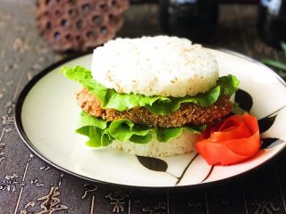 36、猪扒米汉堡,随自己的喜好装盘、点缀
