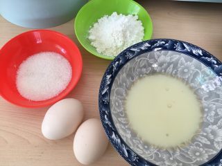 1、蒸蛋糕,准备好一切食材。