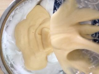 9、蒸蛋糕,然后倒入剩余的蛋白里。