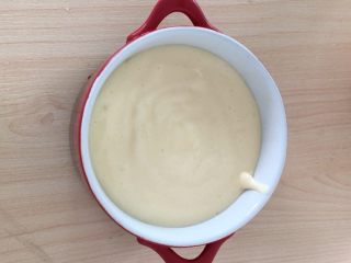 11、蒸蛋糕,倒8分满。