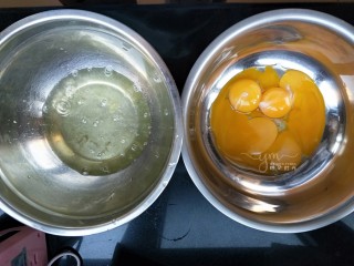 2、斑马纹戚风蛋糕,蛋清,蛋黄分离