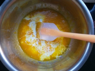 4、斑马纹戚风蛋糕,再加入牛奶,搅拌均匀
