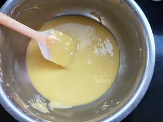 6、斑马纹戚风蛋糕,画Z字或者井字搅拌均匀待用