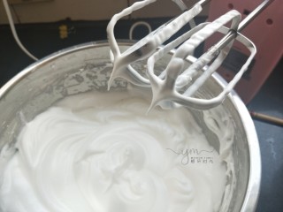 7、斑马纹戚风蛋糕,蛋清加入柠檬汁,白糖分为三次加入,分别在出现大泡,小泡,和有纹路三种状态下加入。最后打发到提起打蛋器有小尖角。