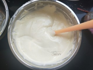 11、斑马纹戚风蛋糕,拌好的蛋黄糊。翻拌的时候要轻柔