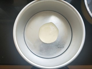 13、斑马纹戚风蛋糕,准备两个勺子。我就用的火锅汤勺。先舀一勺原色面糊。