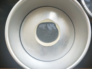 14、斑马纹戚风蛋糕,再舀一勺黑色面糊,倒在原色面糊上面。