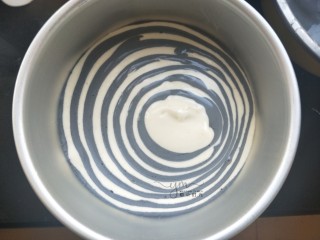 15、斑马纹戚风蛋糕,重复上面的动作。一勺原色,一勺黑色,再一勺原色,再一勺黑色。重复。过程中既要动作快,又要仔细。