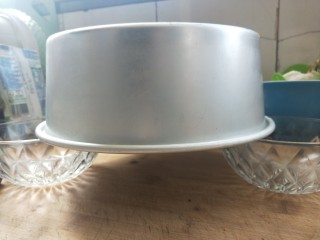 18、斑马纹戚风蛋糕,取出端起落下,轻震几下,然后倒扣放凉。