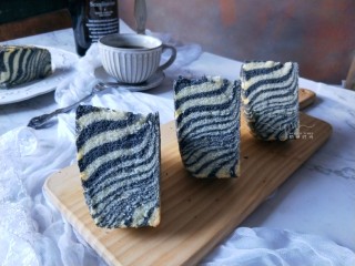 22、斑马纹戚风蛋糕,切面图。