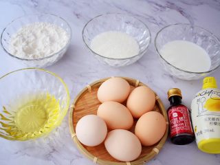 1、八寸中空红丝绒戚风蛋糕,准备好材料