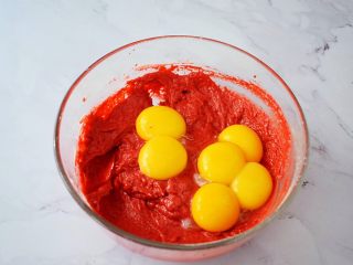 6、八寸中空红丝绒戚风蛋糕,加入蛋黄，搅拌均匀