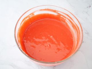 7、八寸中空红丝绒戚风蛋糕,拌匀的蛋黄糊