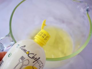 8、八寸中空红丝绒戚风蛋糕,蛋清中加入柠檬汁，用电动打蛋器打至粗泡