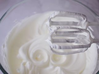 10、八寸中空红丝绒戚风蛋糕,提起打蛋器有小尖角即可，称为蛋白霜