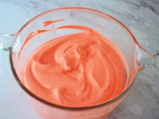 13、八寸中空红丝绒戚风蛋糕,拌匀的蛋糕糊